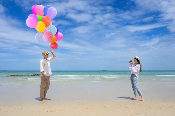 情侣们喜欢一起在海滨 特别的日子 在沙滩上共度快乐的时光 — 图库照片