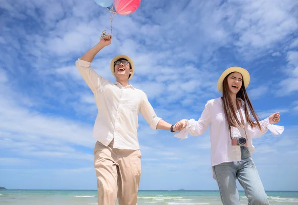 情侣们在假日和漫长的周末 手牵着幸福的手一起在海滩上奔跑 — 图库照片