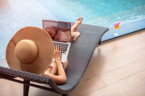 Handschrift Auf Der Notebook Tastatur Der Bikini Frau Schwimmbad Arbeit Stockbild