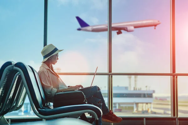 Passeggero Donna Viaggiatore Nella Zona Transito Del Terminal Dell Aeroporto — Foto Stock