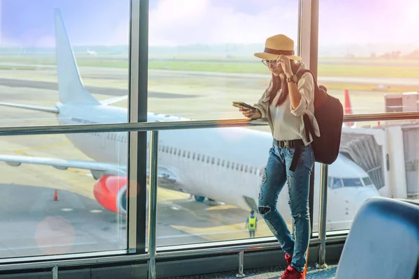 Γυναίκα Επιβάτης Ταξιδιώτης Τουρίστας Κοιτάζοντας Κατάλογο Πτήσης Στο Χέρι Στην — Φωτογραφία Αρχείου