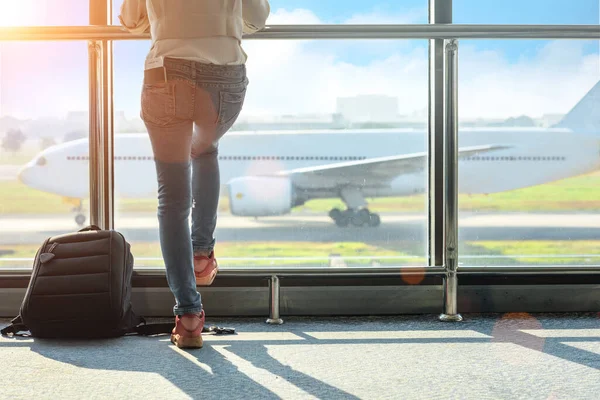 Kadın turist ya da yolcu geç kaldı. Geçit terminalindeki giriş kapısında gecikme var. Uçak terminalden kalkıyor.