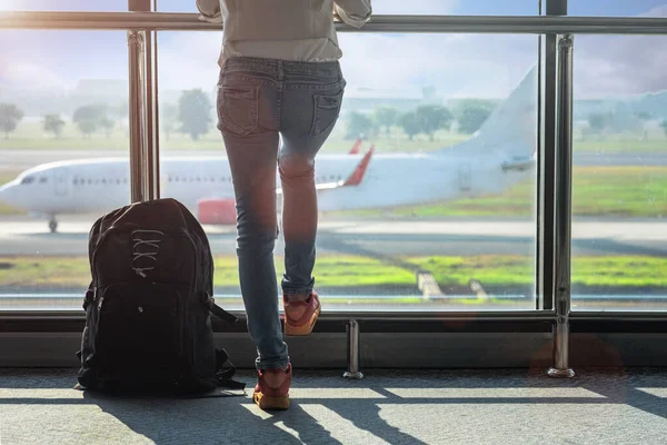 Pasajera Del Avión Mantiene Pie Sala Espera Para Abordar Avión — Foto de Stock