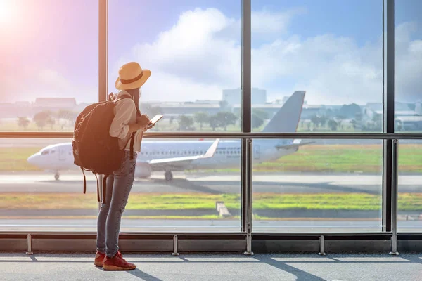 Mujer Transeúnte Pasajeros Turista Mirando Avión Que Acaba Salir Terminal — Foto de Stock