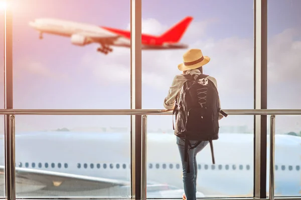 Mulher Turista Passageiro Viajante Final Atraso Verificação Terminal Portão Entrada — Fotografia de Stock