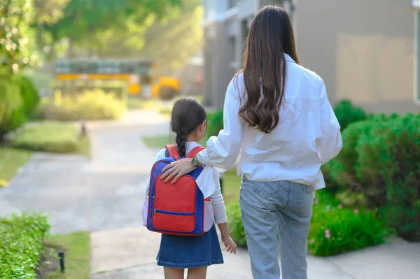 Anne, öğrenmenin ilk gününde kızını okul servisine yolluyor.