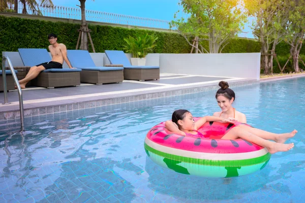 Família Desfrutar Feliz Piscina Verão Sentir Conforto Relaxar Juntos — Fotografia de Stock