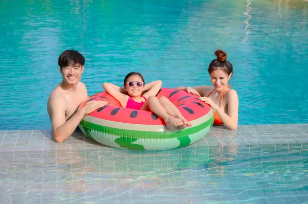 Família Desfrutar Feliz Piscina Verão Sentir Conforto Relaxar Juntos — Fotografia de Stock