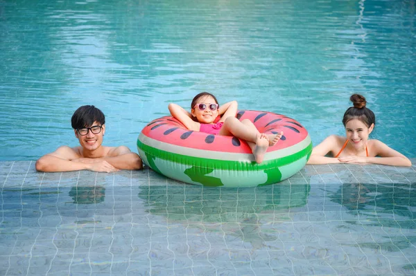 Família Desfrutar Feliz Piscina Verão Sentir Conforto Relaxar Juntos — Fotografia de Stock