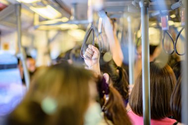 Tramvayın, trenin ya da metronun direksiyonunu tutan el, kentsel şehirde ulaşımlar