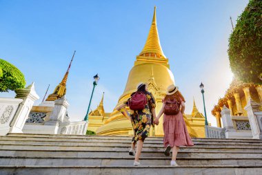 Tayland, Zümrüt Buda Tapınağı, Wat Phra Kaew, Bangkok Kraliyet Sarayı popüler turizm merkezi Bangkok 'taki saray tapınağında yürüyen genç turist kadınlar.
