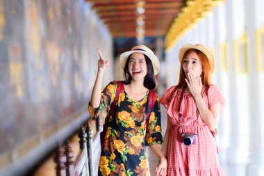 Tayland, Zümrüt Buda Tapınağı, Wat Phra Kaew, Bangkok Kraliyet Sarayı popüler turizm merkezi Bangkok 'taki saray tapınağının yürüyüş yolunda yürüyen genç turist kadınlar.