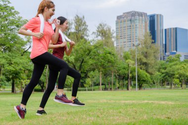 Sağlıklı bir kadın her sabah birlikte koşuyor, birlikte şehir parkında egzersiz yapıyor.