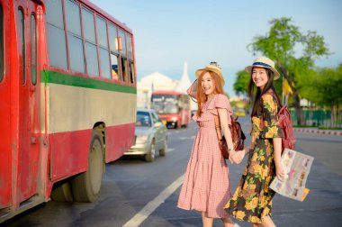 Turist kadınlar Bangkok 'ta otobüse binip, şehir otobüsü ile Tayland' ın başkentini ziyaret edecekler. 
