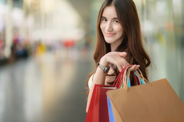 Schöne Und Glückliche Frau Fröhlich Einkaufszentrum Einkauf Und Einkauf Konsum — Stockfoto