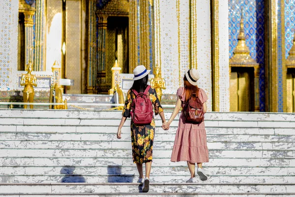 Νεαρή Τουρίστρια Γυναίκα Πόδια Μέσα Από Ναό Παλάτι Στην Μπανγκόκ — Φωτογραφία Αρχείου