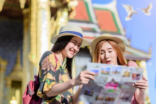 Mulheres Turísticas Jovens Discussão Encontrar Localização Visita Templo Palácio Bangkok — Fotografia de Stock