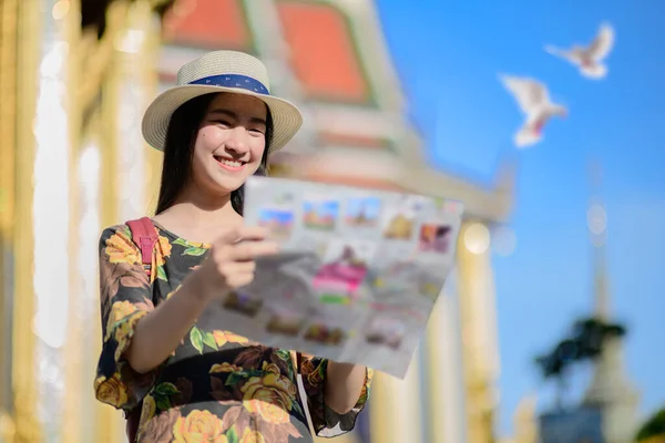 Junge Touristin Gespräch Findet Standortbesuch Auf Dem Palasttempel Bangkok Von — Stockfoto