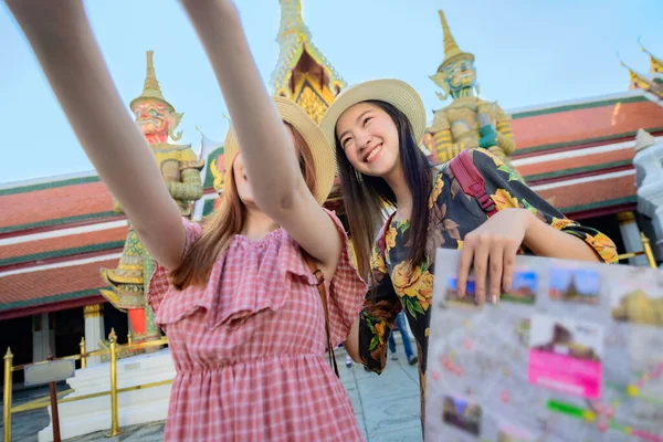 Mladé Turistické Ženy Při Fotografování Selfie Vychutnat Palácovém Chrámu Bangkoku — Stock fotografie