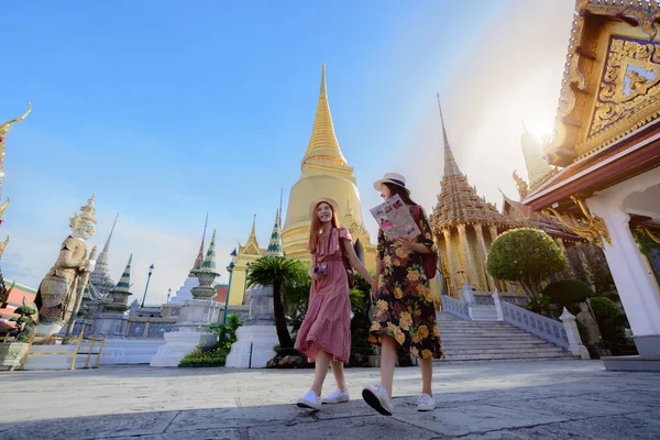 Mulheres Turísticas Jovens Que Caminham Através Templo Palácio Bangkok Tailândia — Fotografia de Stock