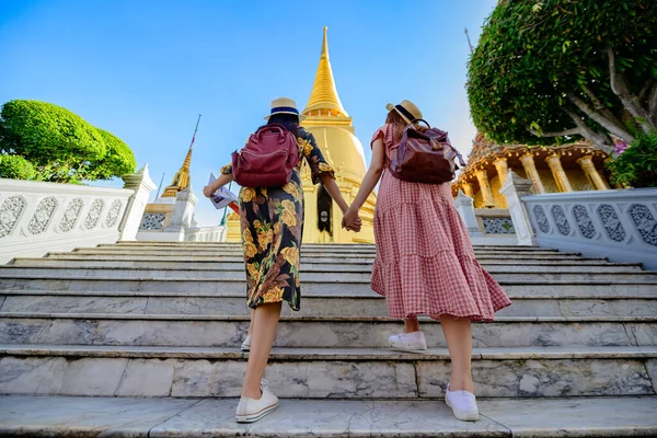 Junge Touristin Spaziert Durch Den Palasttempel Bangkok Des Thailändischen Smaragdgrünen — Stockfoto