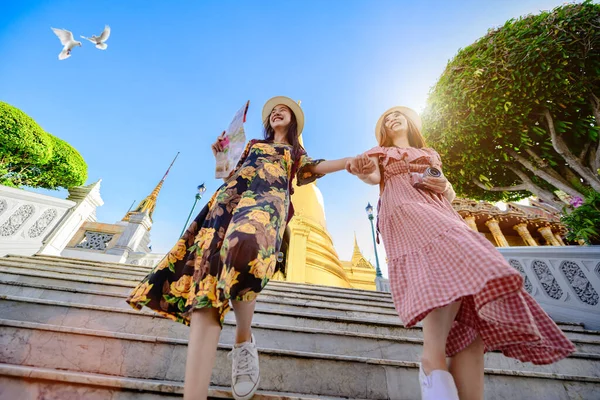Jóvenes Mujeres Turísticas Caminando Por Templo Del Palacio Bangkok Tailandia — Foto de Stock