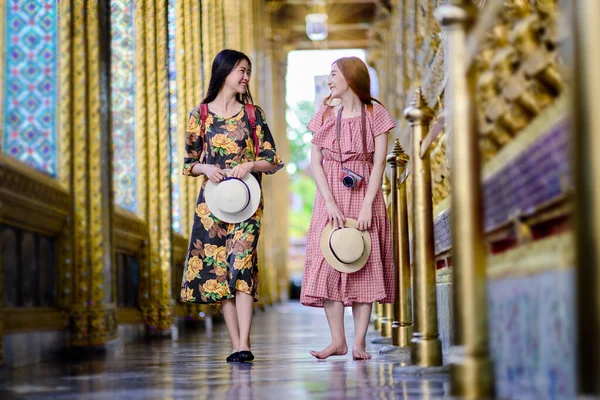 Молодые Туристки Идущие Тропинке Дворца Храм Бангкоке Таиланда Изумрудный Храм — стоковое фото