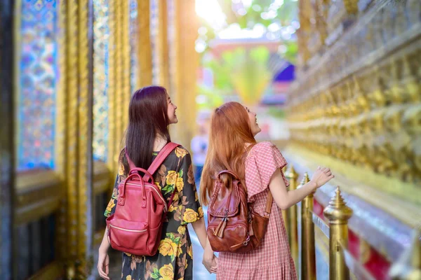 Jóvenes Mujeres Turísticas Caminando Sendero Del Templo Del Palacio Bangkok — Foto de Stock