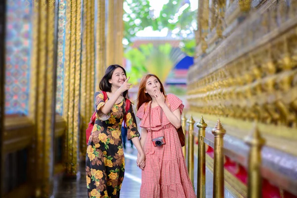 Giovani Donne Turistiche Che Camminano Nel Percorso Piedi Del Tempio — Foto Stock