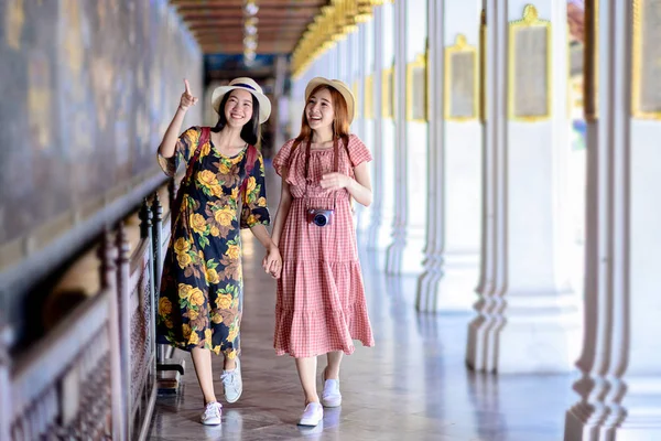 Молодые Туристки Идущие Тропинке Дворцового Храма Бангкоке Таиланда Изумрудный Храм — стоковое фото