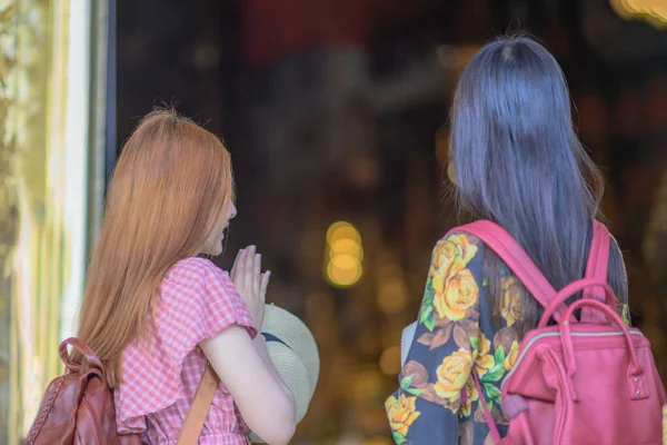Молодые Женщины Туристы Молиться Присутствовать Уважение Храму Дворца Бангкоке Таиланде — стоковое фото