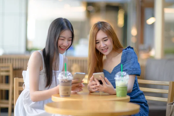 どこでも楽しめるソーシャルメディアを持つ若いアジアの女性世界の更新メディアに接続するライブオンラインでの生活 — ストック写真