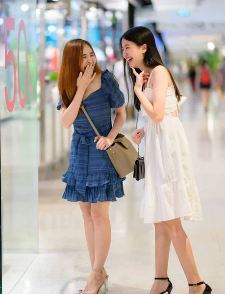 ショッピングモールセンターで買い物や買い物をしている若い幸せな女性たちは — ストック写真
