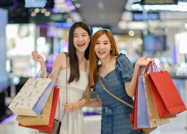 幸せな女性と喜びとショッピングモールセンターでエキサイティングで 購入とショッピング消費者主義 割引や顧客ショッピングピンの販売期間 — ストック写真