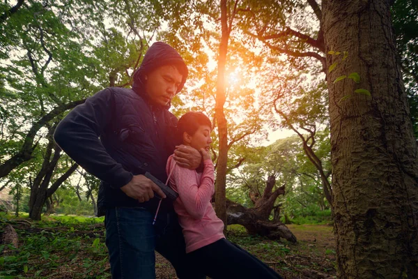 Ladrão Ataque Voo Com Jovem Mulher Mulher Assaltante Ataque Floresta — Fotografia de Stock