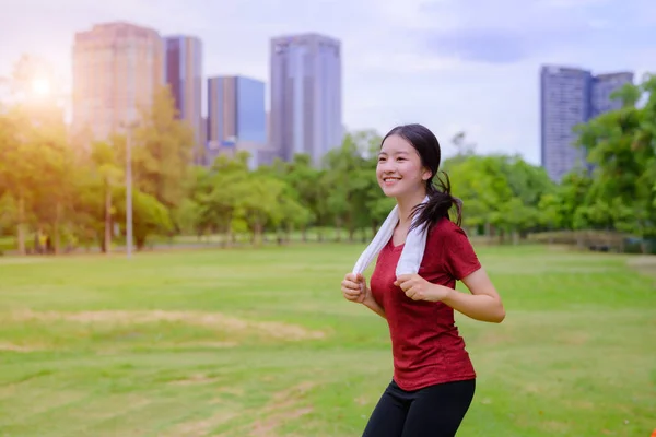 Mulher Saudável Correndo Diariamente Manhã Exercício Parque Cidade Sozinho — Fotografia de Stock