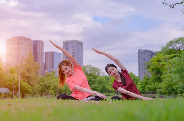 Jovem Asiático Mulheres Fazendo Gesto Exercício Ioga Formação Cidade Público — Fotografia de Stock