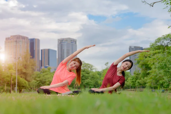 Молодые Азиатские Женщины Делают Жест Тренировки Йоги Городском Общественном Парке — стоковое фото