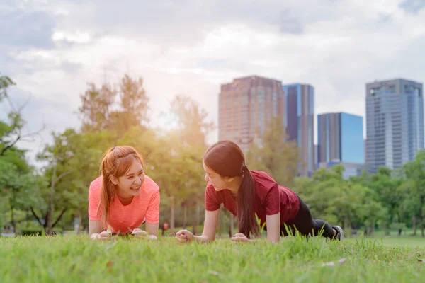 Молодые Азиатские Женщины Делают Жест Тренировки Йоги Городском Общественном Парке — стоковое фото