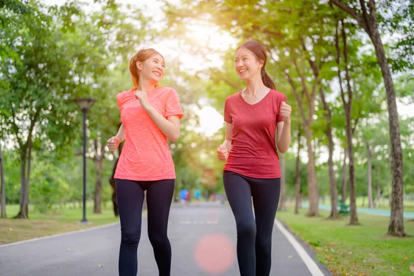 Feliz Joven Asiático Mujeres Haciendo Ejercicio Por Jogging Corriendo Ciudad —  Fotos de Stock