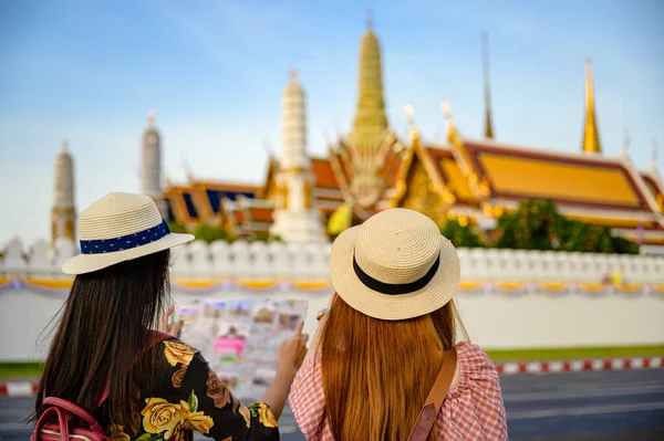 話し合いの中で若い観光客の女性は タイのバンコクの宮殿寺院の場所の訪問を見つける エメラルド仏寺 ワットプラカウエ バンコク王宮人気の観光地 — ストック写真