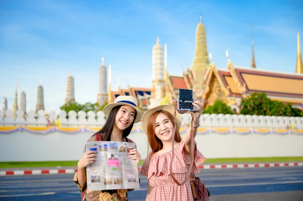 Mulheres Turísticas Jovens Gostam Tirar Fotos Selfie Com Templo Palácio — Fotografia de Stock