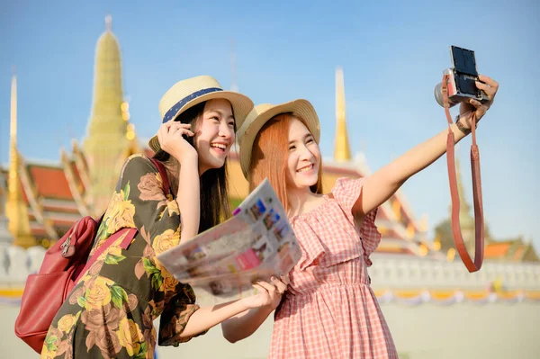 Mulheres Turísticas Jovens Tirar Foto Selfie Desfrutar Templo Palácio Bangkok — Fotografia de Stock