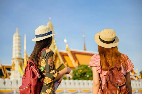 Jóvenes Mujeres Turísticas Mirando Templo Del Palacio Bangkok Tailandia Emerald — Foto de Stock