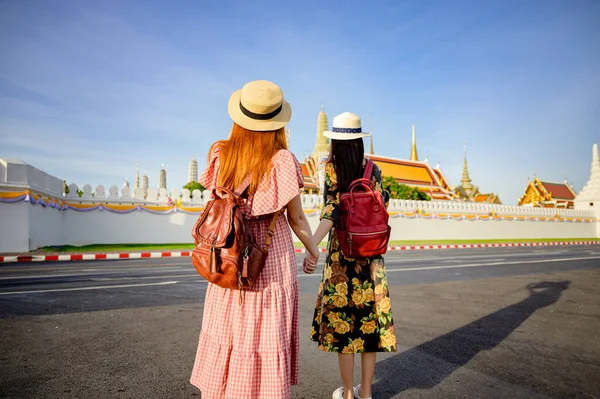 Mulheres Turísticas Jovens Que Dão Mão Junto Andando Para Templo — Fotografia de Stock