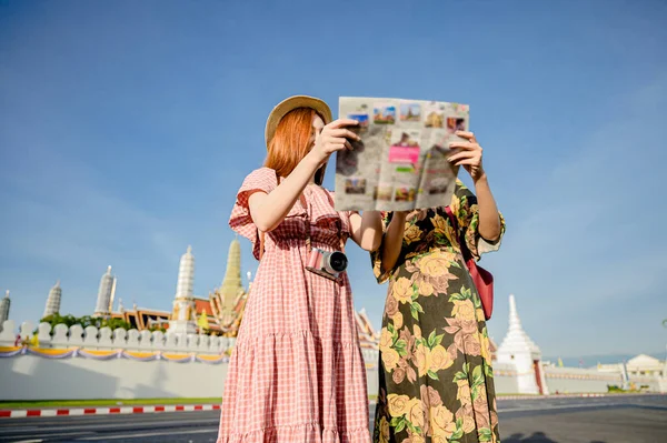 Jóvenes Mujeres Turísticas Sosteniendo Mapguide Con Conversación Encontrar Visita Ubicación — Foto de Stock