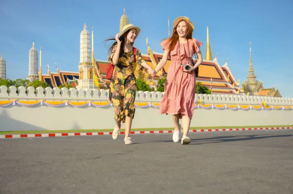 Jóvenes Mujeres Turísticas Disfrutan Viaje Corriendo Templo Del Palacio Bangkok — Foto de Stock