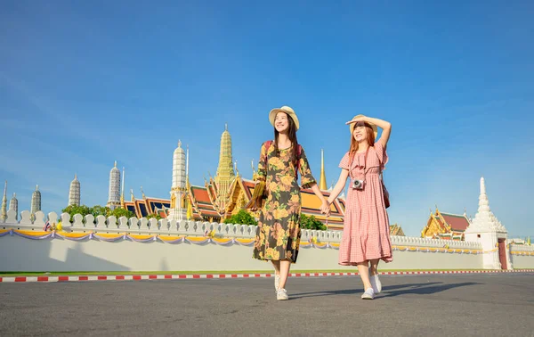 Mulheres Turísticas Jovens Que Caminham Através Templo Palácio Bangkok Tailândia — Fotografia de Stock