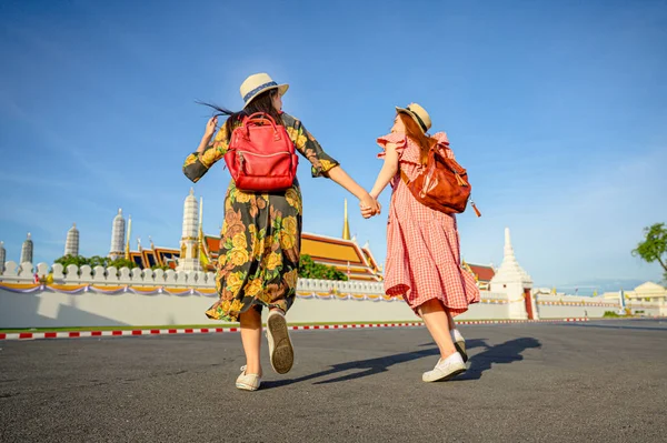 Paso Correr Las Mujeres Turísticas Jóvenes Disfrutar Viaje Templo Del — Foto de Stock