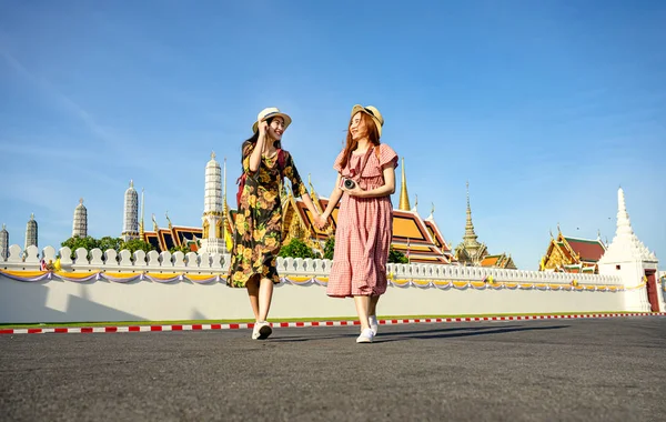 Mulheres Turísticas Jovens Que Caminham Templo Palácio Bangkok Tailândia Templo — Fotografia de Stock